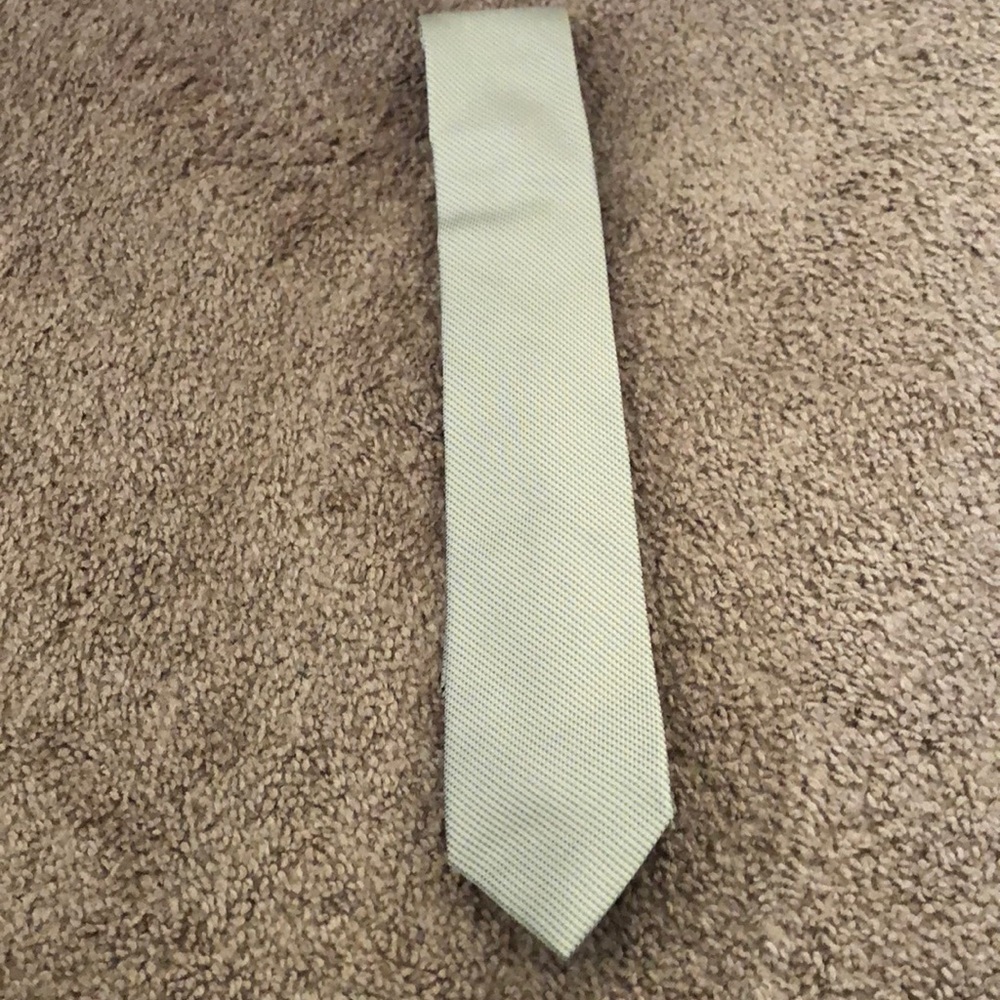 Beautiful beige tie! Perfect for any occasion